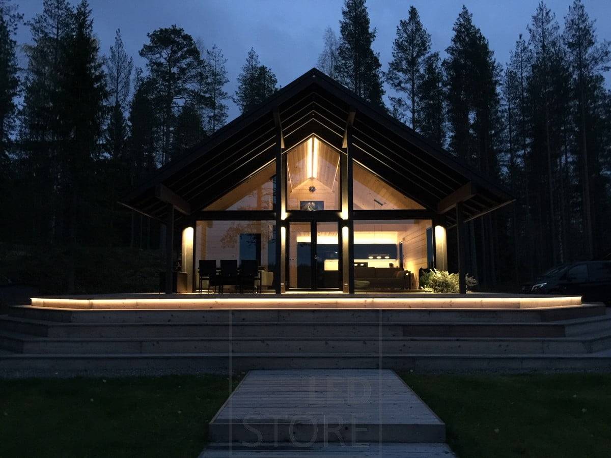 Luminaires d'extérieur Viisto et Viisto2 La lumière s'ouvre doucement à partir du luminaire et a une température de couleur chaude de 3000K. La marche supérieure est éclairée par une bande de 7,2W-m 3000K. Ledstore.fi